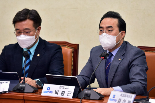 더불어민주당 박홍근 원내대표가 지난 5월 4일 오전 국회에서 열린 비상대책위원회의에서 발언하고 있다. 왼쪽은 전임 원내대표를 지낸 윤호중 공동비상대책위원장. 국회사진기자단·연합뉴스